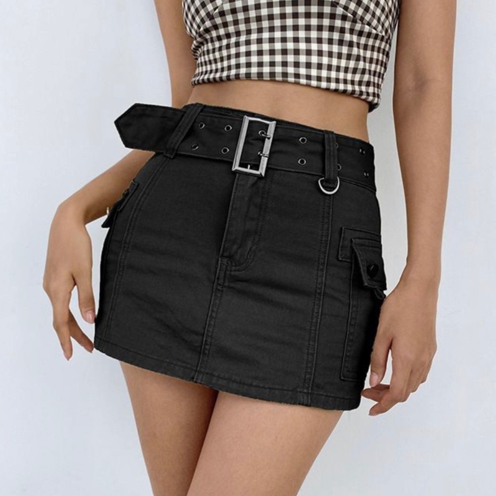 Black mini skirt. Hips 31.9in, waist 24.8in, total length 14in